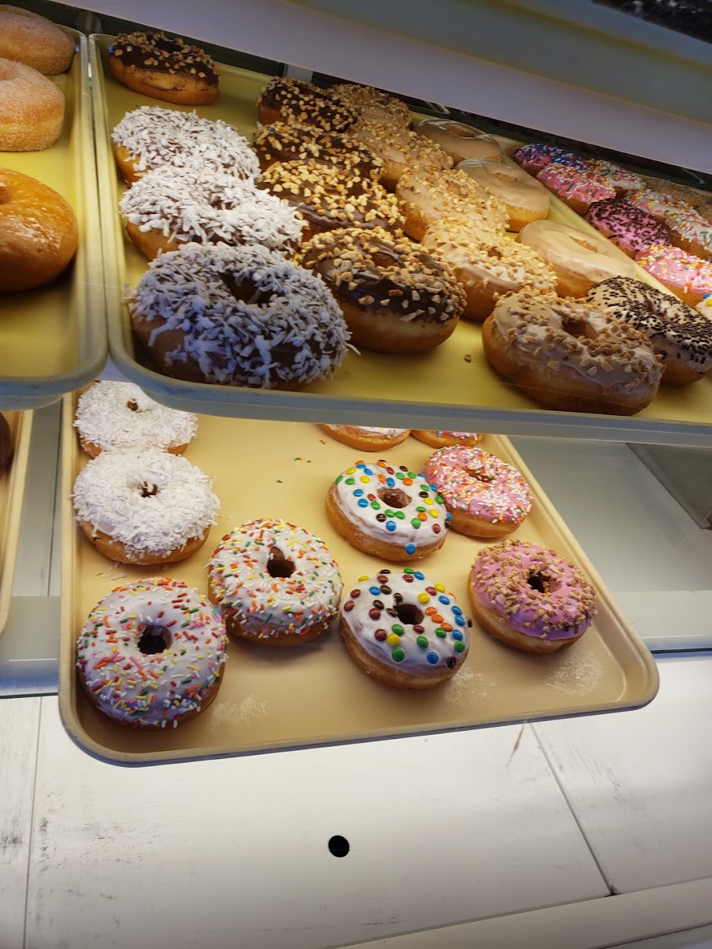 Donut Hole | restaurant | 8582 E Frontage Rd, Prescott Valley, AZ 86314, USA | 9287726023 OR +1 928-772-6023