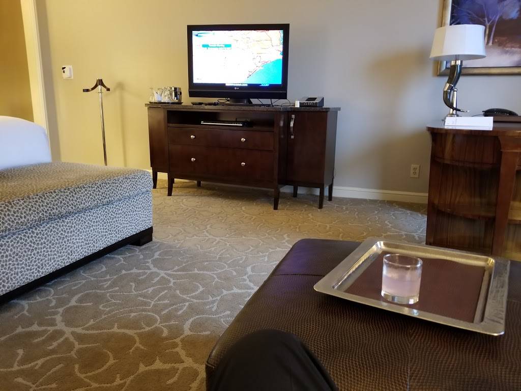 The Remington Bar | restaurant | 1919 Briar Oaks Ln, Houston, TX 77027, USA | 7134032631 OR +1 713-403-2631