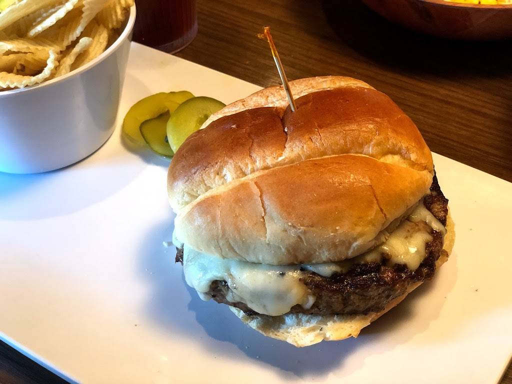 Hollys Restaurant & Pub | restaurant | 3705 Franklin St, Michigan City, IN 46360, USA | 2198795124 OR +1 219-879-5124