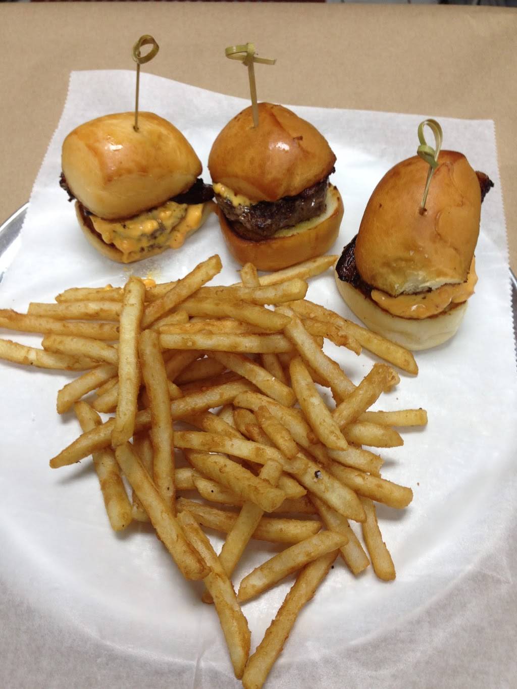 Quinns Neighbourhood Pub and Eatery | restaurant | 1010 Murfreesboro Rd #118, Franklin, TN 37067, USA | 6158072753 OR +1 615-807-2753