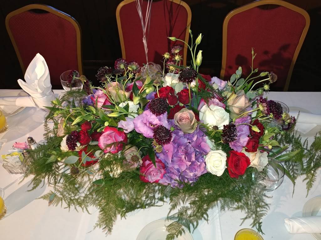 Smoke House Restaurant | restaurant | 4016, 4420 Lakeside Dr, Burbank, CA 91505, USA | 8188453731 OR +1 818-845-3731