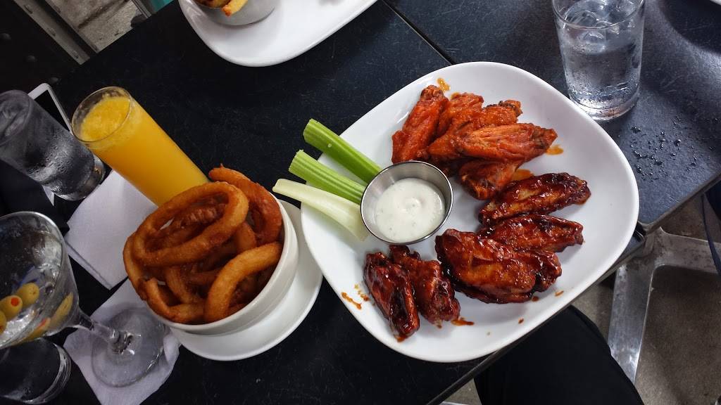 Blue Line Lounge & Grill | restaurant | 1548 N Damen Ave, Chicago, IL 60622, USA | 7733953700 OR +1 773-395-3700