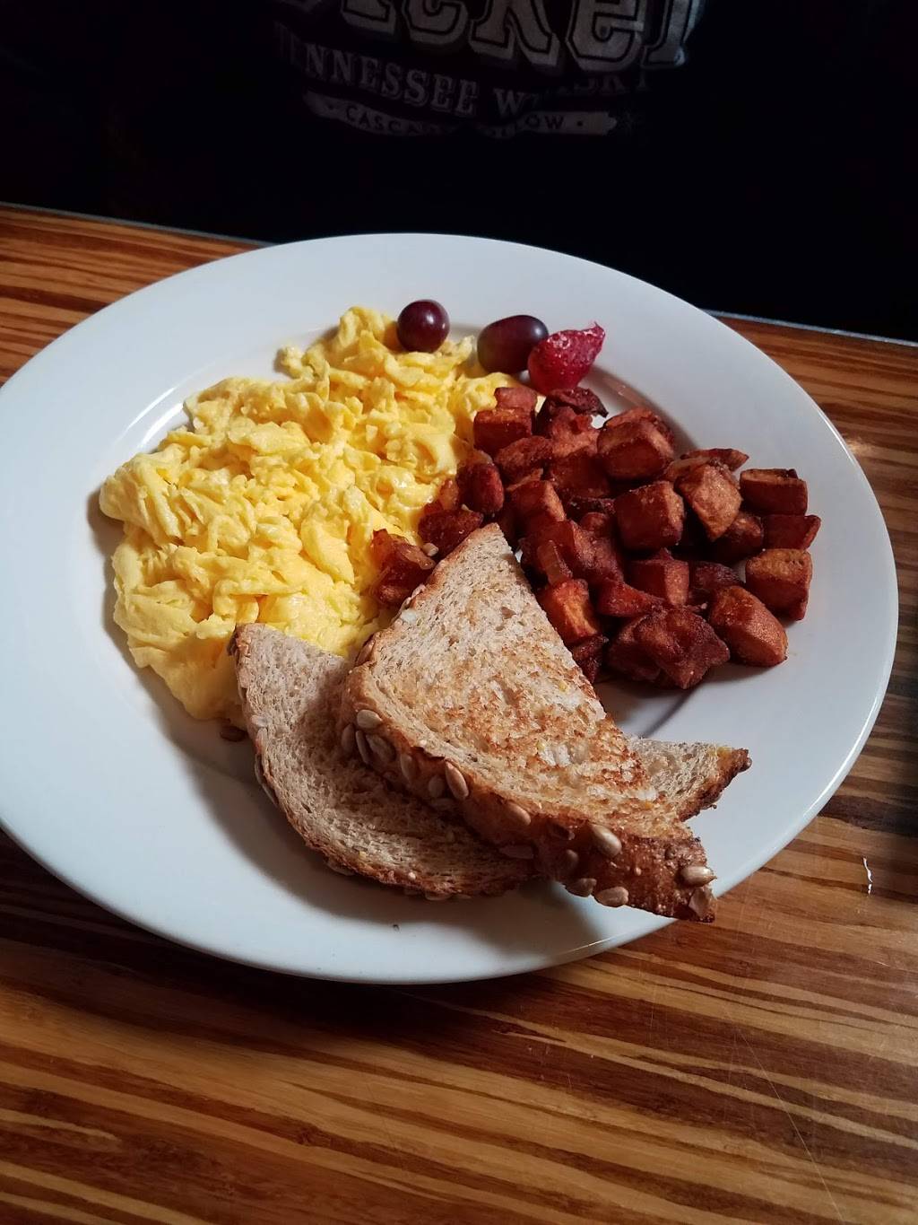 Continental Westhampton | restaurant | 5704 Grove Ave, Richmond, VA 23226, USA | 8042850911 OR +1 804-285-0911