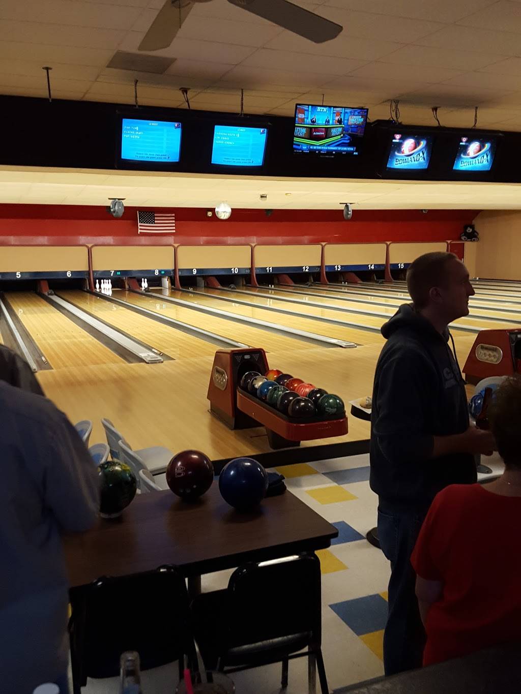 Thunderbird Lanes | restaurant | 1117 8th St, Baraboo, WI 53913, USA | 6083569111 OR +1 608-356-9111