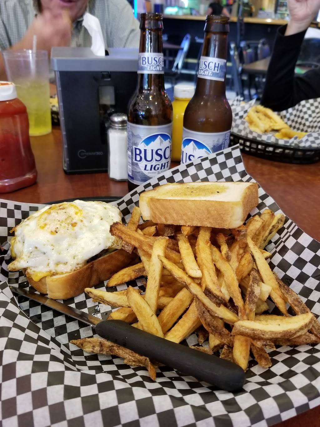 Rod & Cals Pub & Grub | restaurant | 109 W Mission St, Strawberry Point, IA 52076, USA | 5639332200 OR +1 563-933-2200