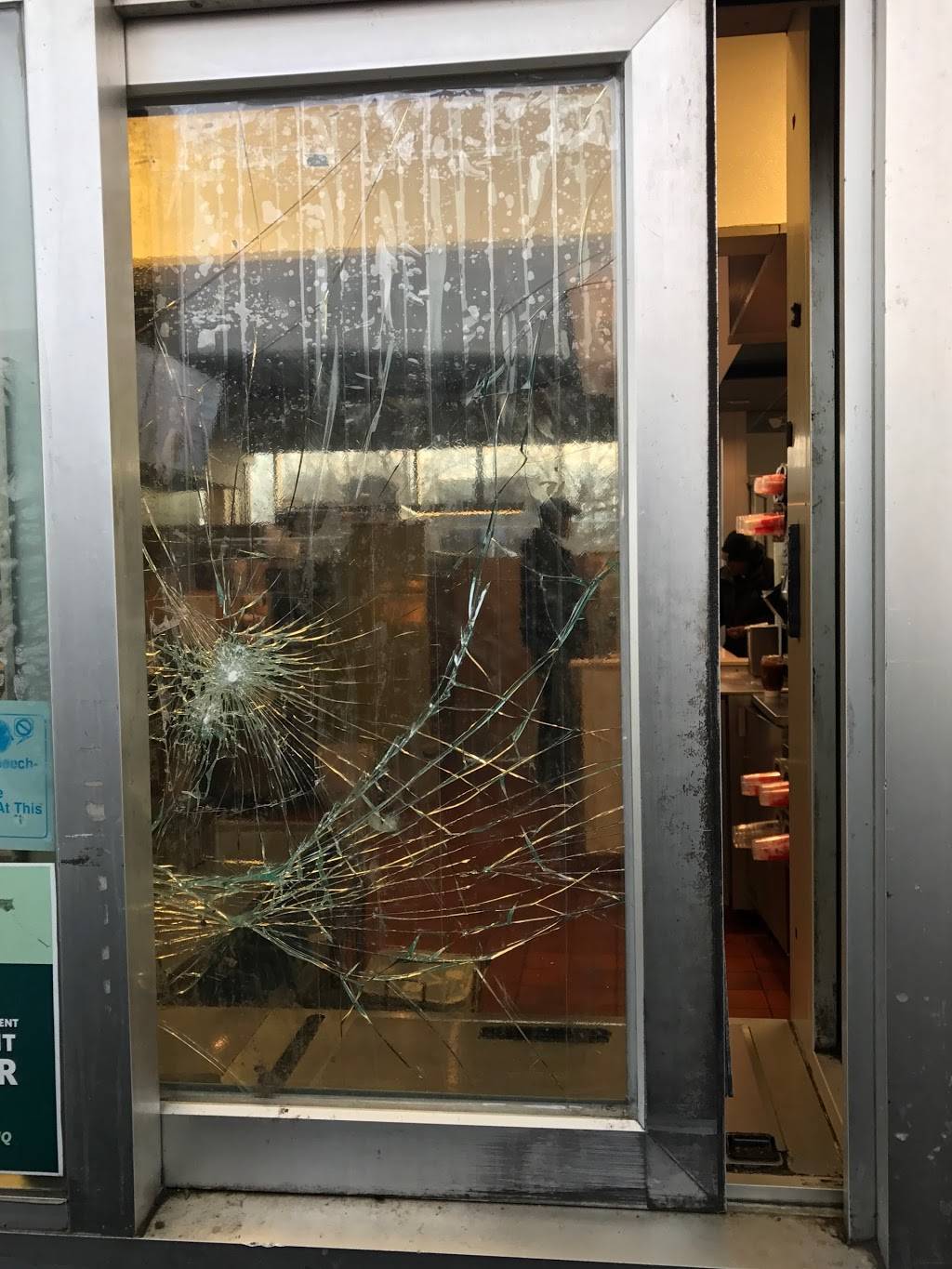 McDonalds | cafe | 10400 Gratiot Ave, Detroit, MI 48213, USA | 3135714141 OR +1 313-571-4141