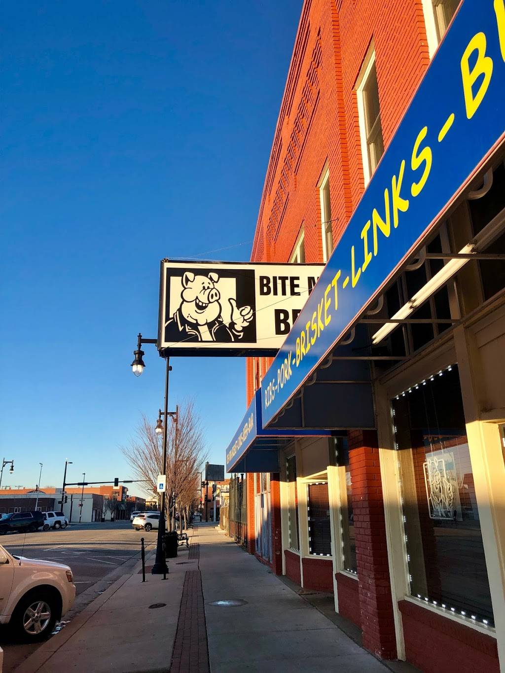 Bite Me BBQ | restaurant | 132 St Francis, Wichita, KS 67202, USA | 3167292904 OR +1 316-729-2904