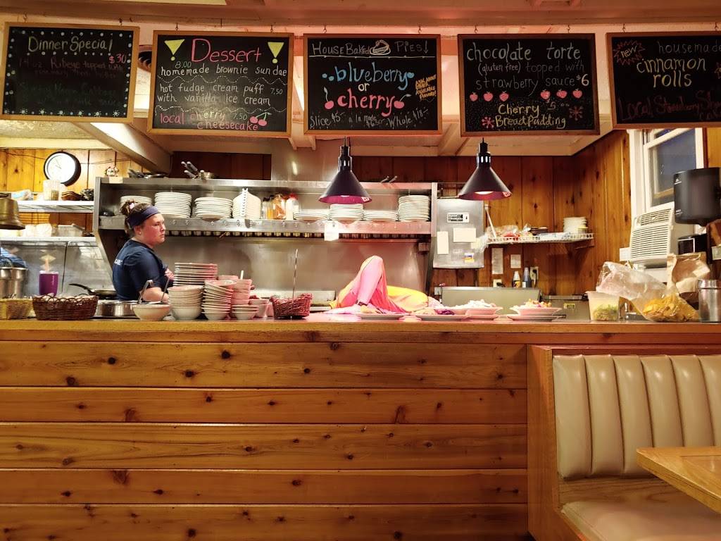 Good Harbor Grill | restaurant | 6584 Western Ave, Glen Arbor, MI 49636, USA | 2313343555 OR +1 231-334-3555