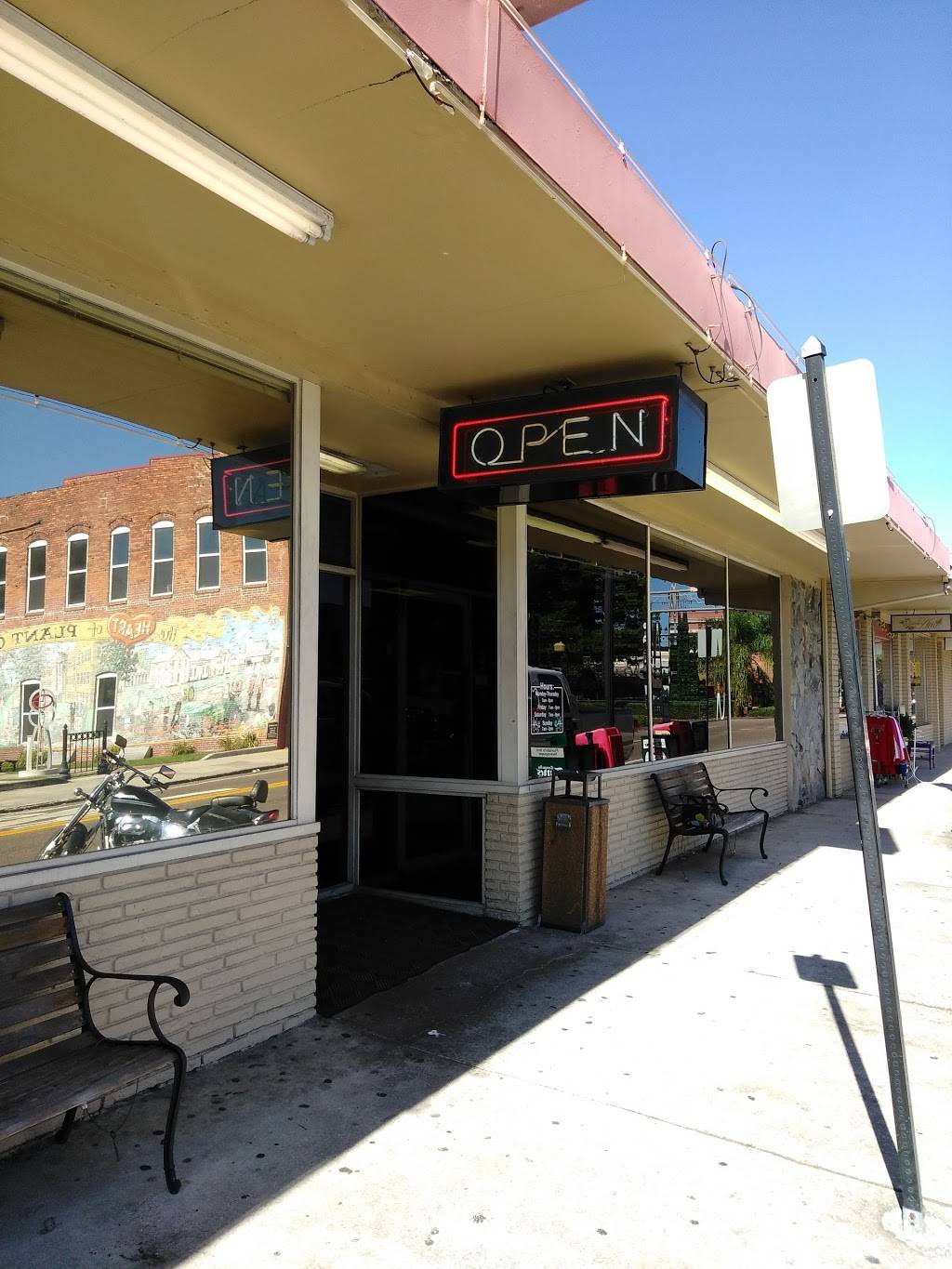 Snellgroves | restaurant | 109 S Collins St, Plant City, FL 33563, USA | 8137523652 OR +1 813-752-3652