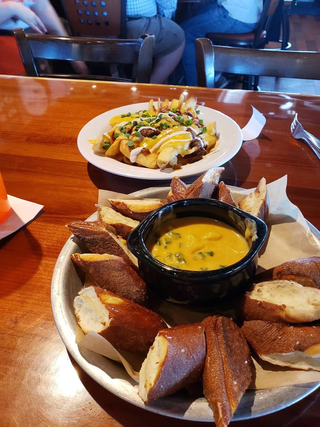 Hooters | restaurant | 205 W Day Rd, Mishawaka, IN 46545, USA | 5742525432 OR +1 574-252-5432