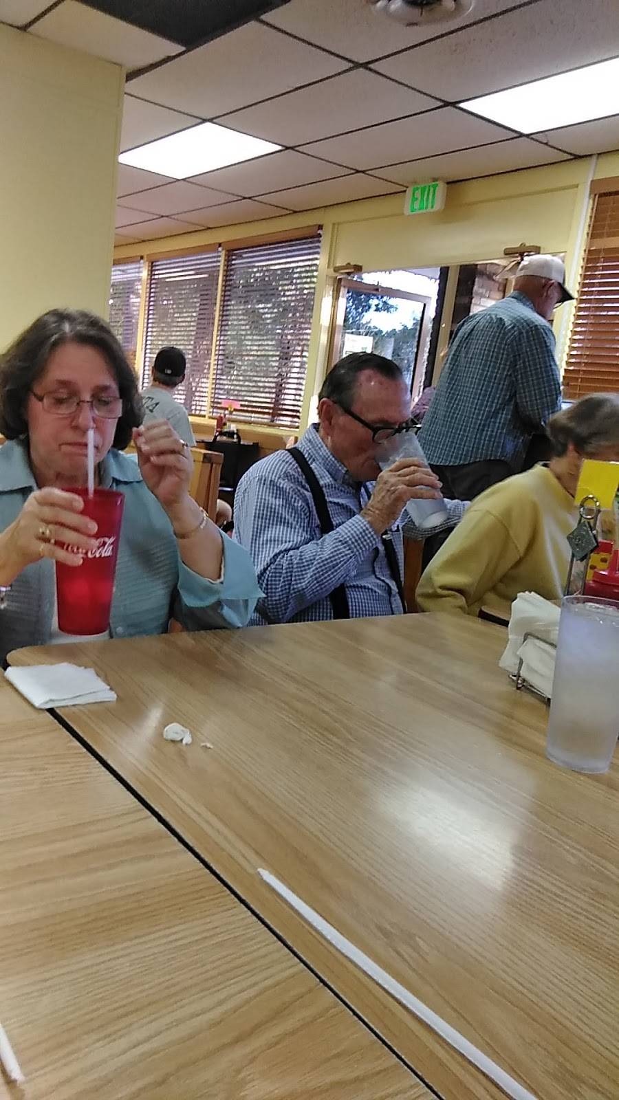 Tinas Family Restaurant | restaurant | 1117 Broad St, Columbia, MS 39429, USA | 6017360909 OR +1 601-736-0909