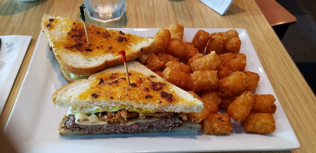 Beaches Restaurant & Bar | restaurant | Portland International Airport (PDX), 7000 NE Airport Way, Portland, OR 97218, USA | 5033358385 OR +1 503-335-8385