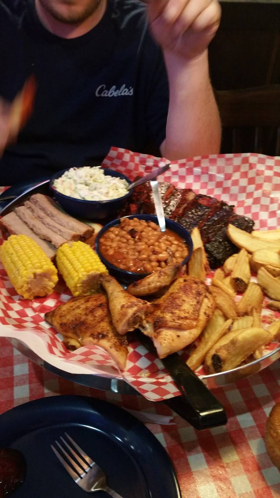 Famous Daves Bar-B-Que | restaurant | 1003 W Patrick St, Frederick, MD 21703, USA | 3016826100 OR +1 301-682-6100