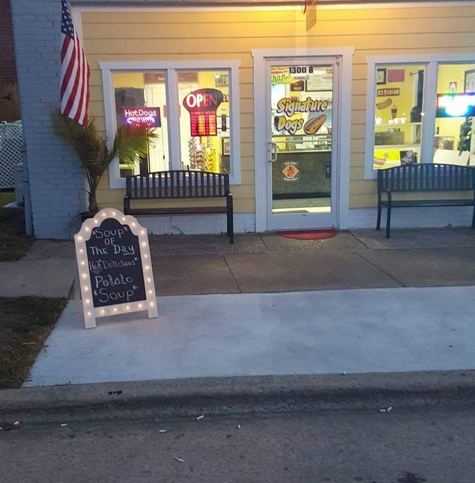 Signature Dogs | restaurant | 1300 Roanoke Ave, Roanoke Rapids, NC 27870, USA | 2525351009 OR +1 252-535-1009