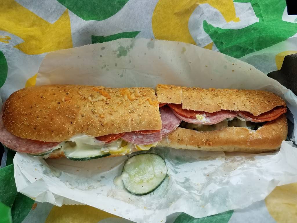 Subway | restaurant | 7 Providence Pike, Putnam, CT 06260, USA | 8609282420 OR +1 860-928-2420
