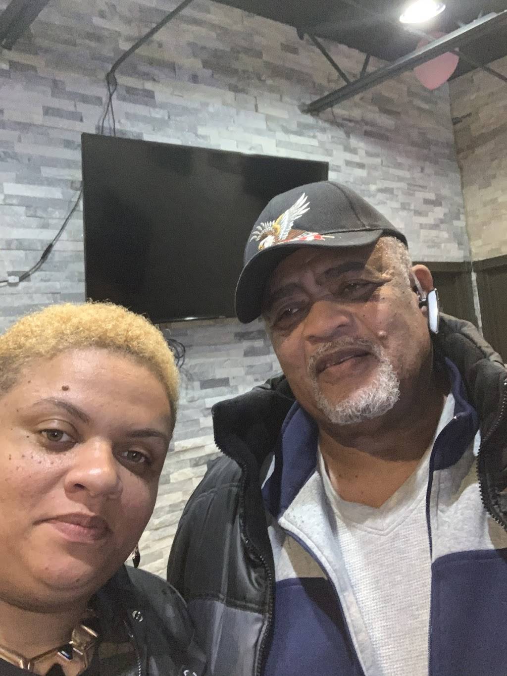 Freds Place | restaurant | 1720 W State St, Rockford, IL 61102, USA | 7795000725 OR +1 779-500-0725