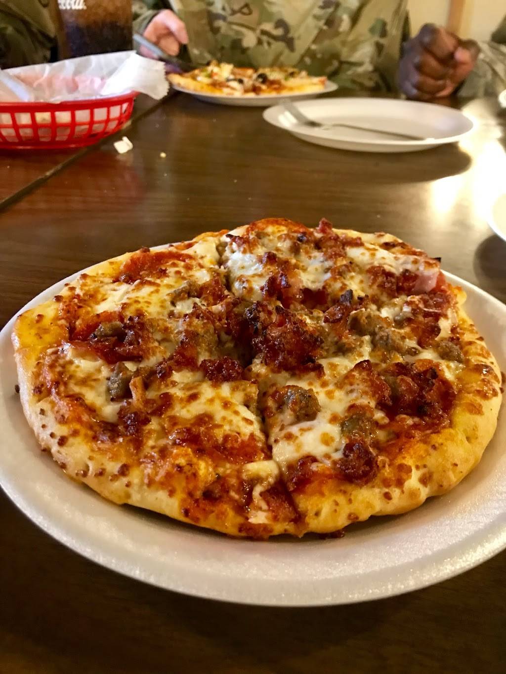 Snappys Pizza | restaurant | 21 E Main St, Hohenwald, TN 38462, USA | 9317964832 OR +1 931-796-4832