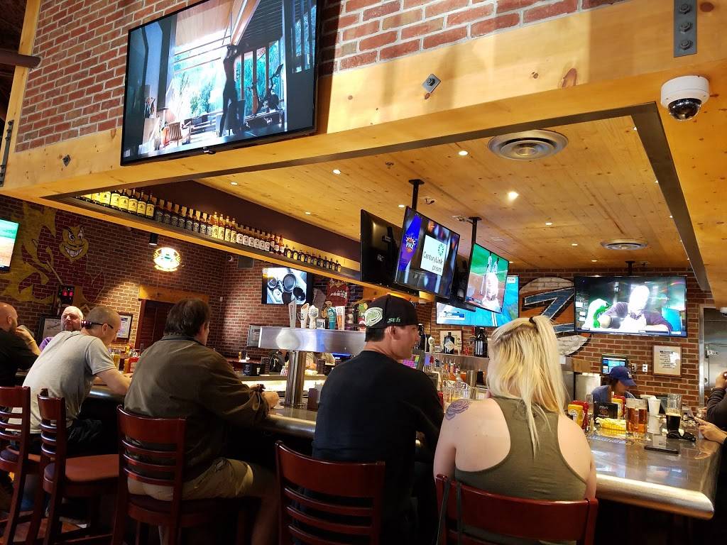 Zipps Sports Grill | restaurant | 1860 E Warner Rd, Tempe, AZ 85284, USA | 4807828877 OR +1 480-782-8877