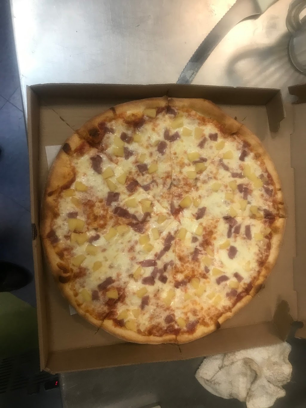 New Yorker Pizza | restaurant | 828 S King St, Leesburg, VA 20175, USA | 7037776985 OR +1 703-777-6985