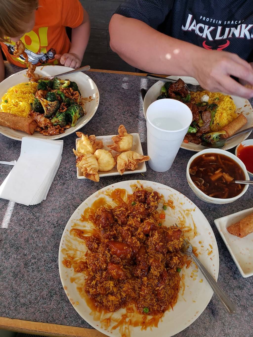 China Wok | restaurant | 2412 W Broadway, Council Bluffs, IA 51501, USA | 7122563889 OR +1 712-256-3889