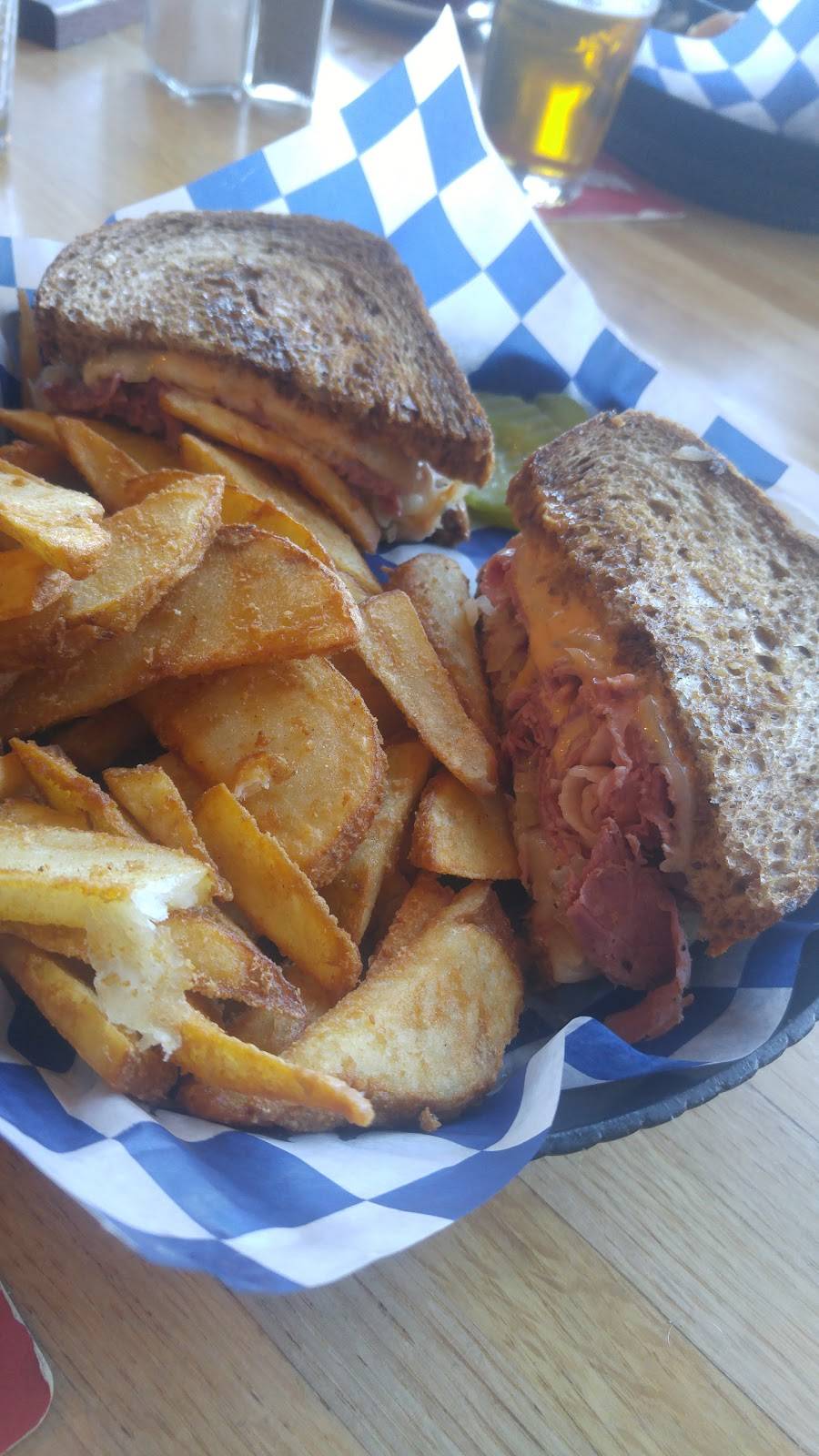 Rollies Bar and Grill | restaurant | 37 Main St, Belfast, ME 04915, USA | 2073384502 OR +1 207-338-4502