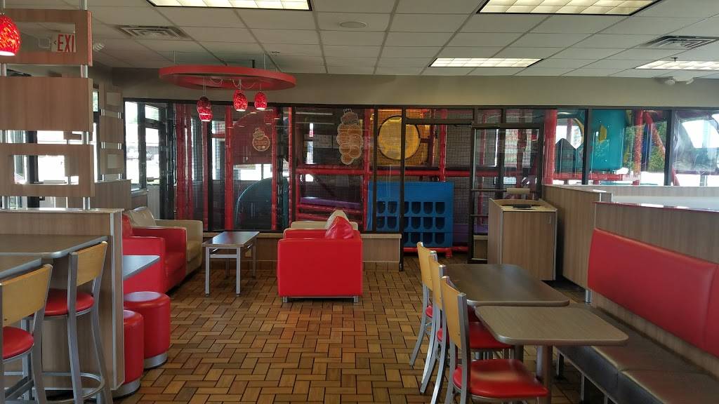 Burger King | restaurant | 2001 Center Ave, Janesville, WI 53546, USA | 6087545015 OR +1 608-754-5015