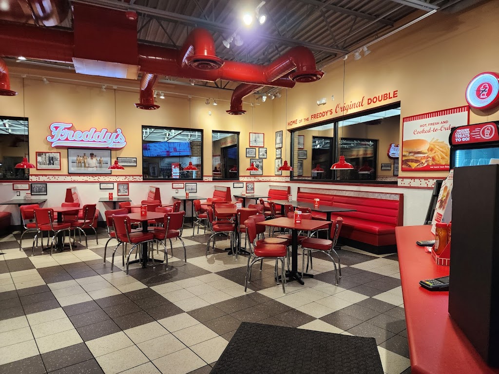 Freddys Frozen Custard & Steakburgers | restaurant | 80 W 63rd St, Westmont, IL 60559, USA | 6305175300 OR +1 630-517-5300