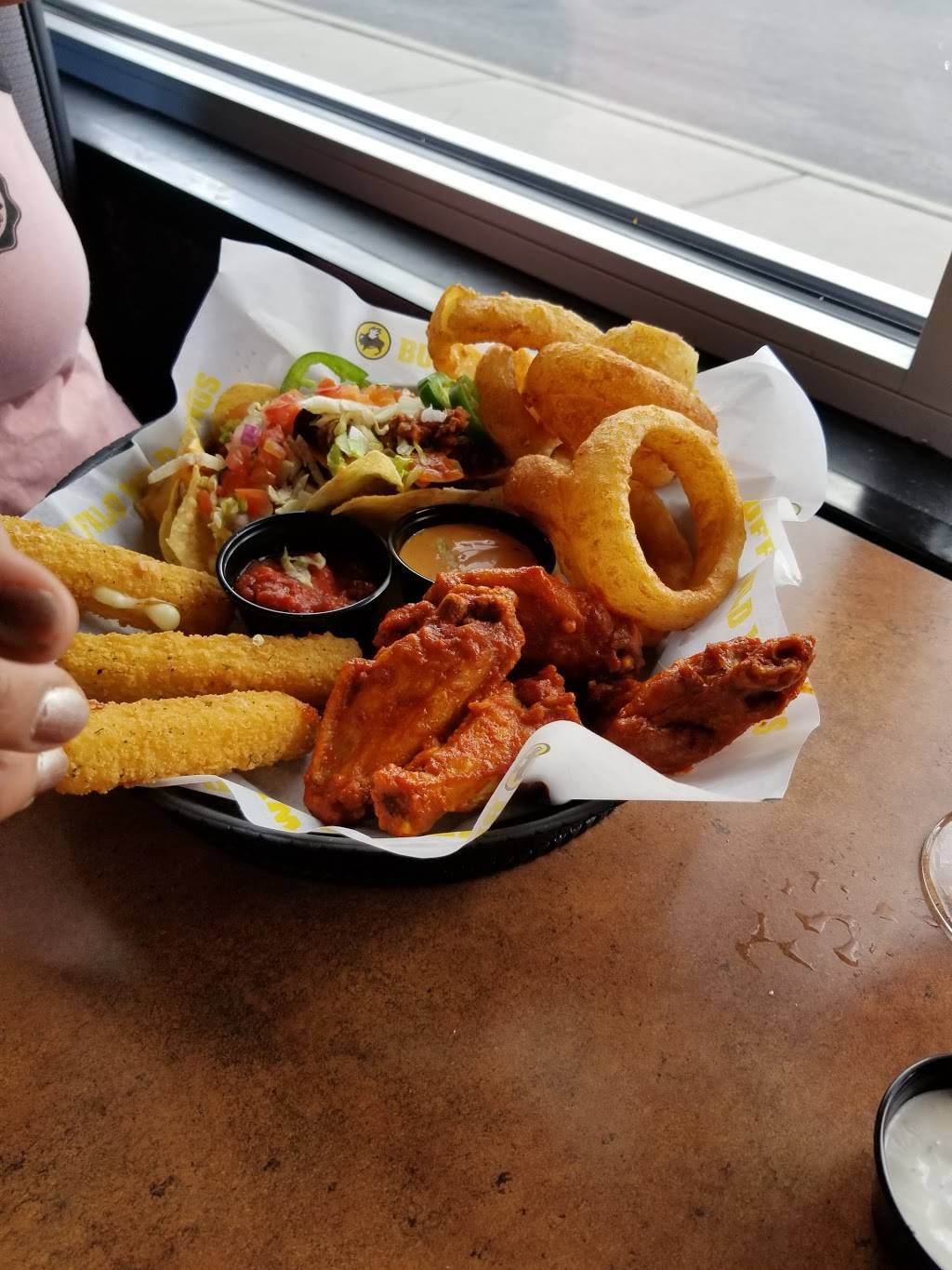 Buffalo Wild Wings | restaurant | 3636 S 27th St, Milwaukee, WI 53221, USA | 4147550088 OR +1 414-755-0088