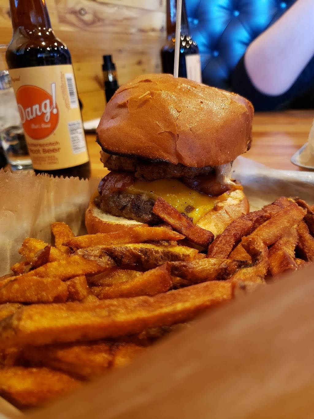 Burgers And Bottles | restaurant | 1278 Lone Oak Rd, Eagan, MN 55121, USA | 6513407175 OR +1 651-340-7175