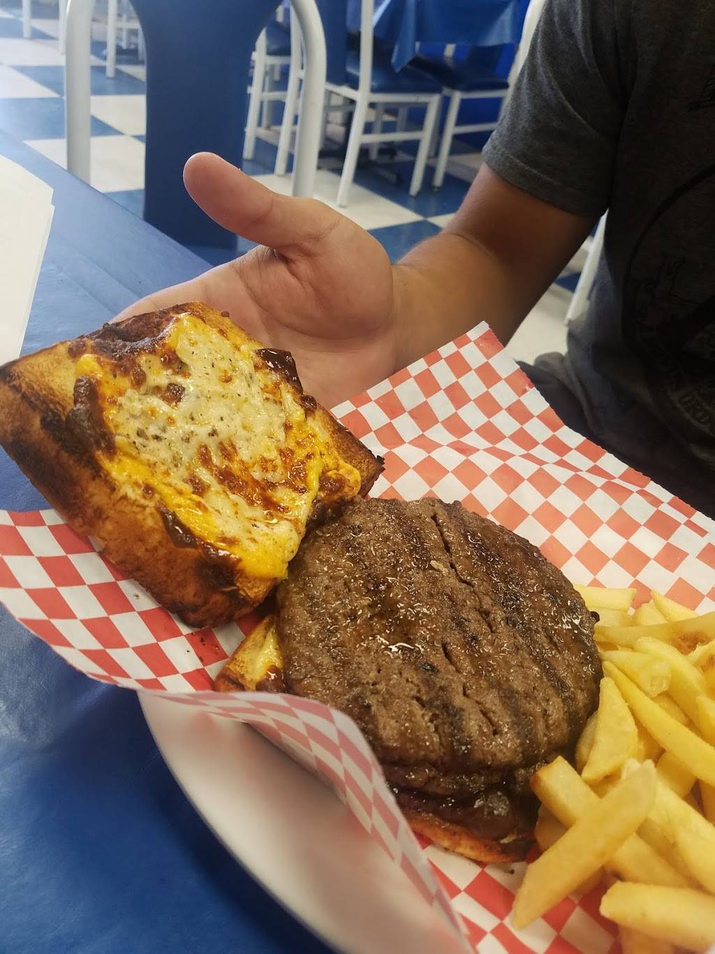 Wally Burger | restaurant | 10222 N 43rd Ave #7, Glendale, AZ 85302, USA | 6239345050 OR +1 623-934-5050