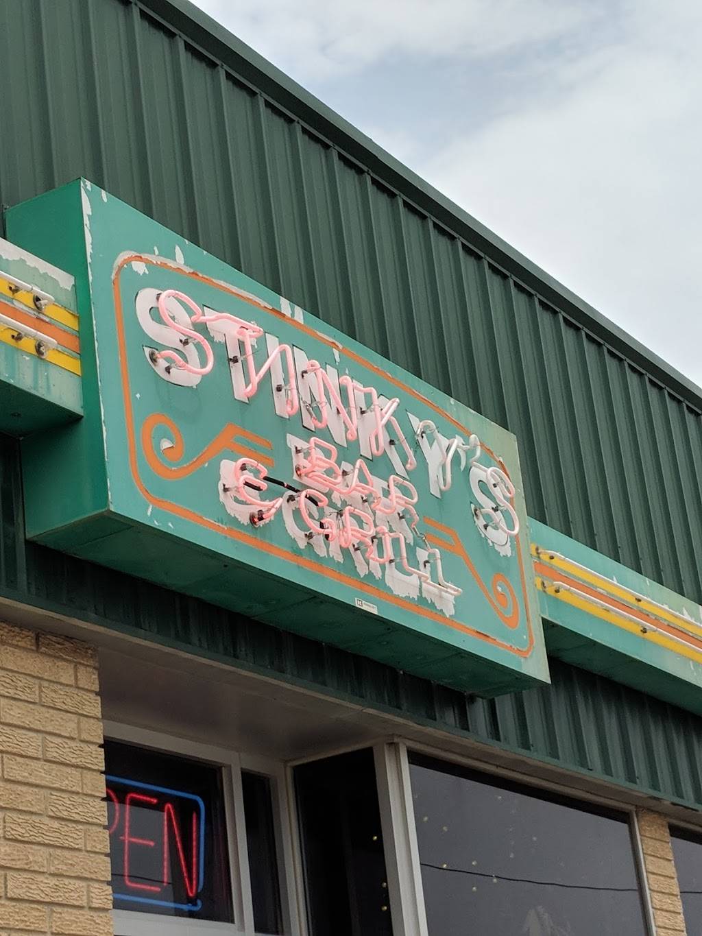 Stinkys Bar & Grill | restaurant | 924 Parriott St, Aplington, IA 50604, USA | 3193472392 OR +1 319-347-2392