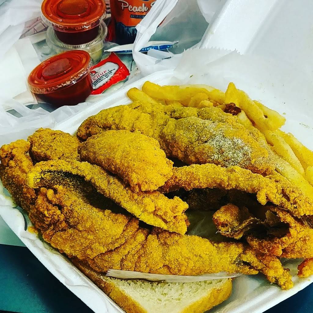 Sharks Fish & Chicken | restaurant | 5834 W Villard Ave, Milwaukee, WI 53218, USA | 4144648888 OR +1 414-464-8888