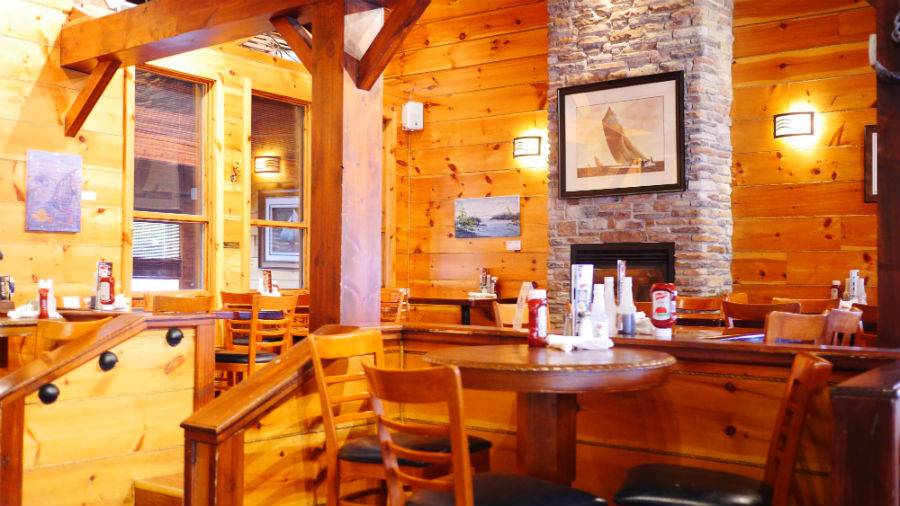 The Boathouse Seafood Restaurant And Waterfront Patio | restaurant | 32 S Front St, Belleville, ON K8N 2Y3, Canada | 6139692211 OR +1 613-969-2211