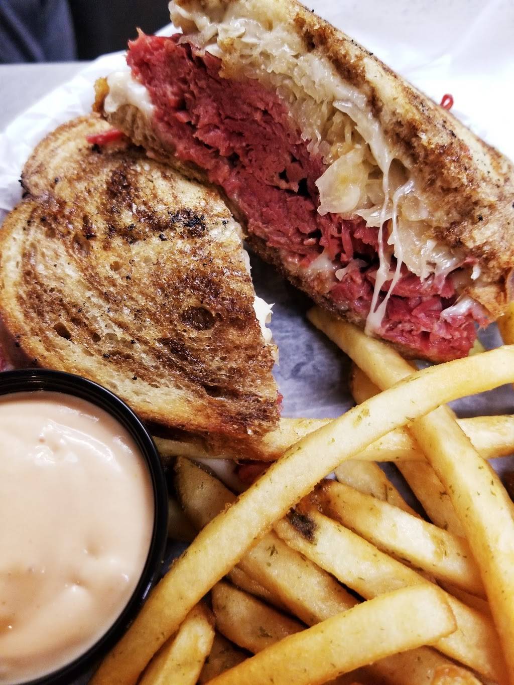 Spitfires on State | restaurant | 5018 W State St, Milwaukee, WI 53208, USA | 4147775060 OR +1 414-777-5060