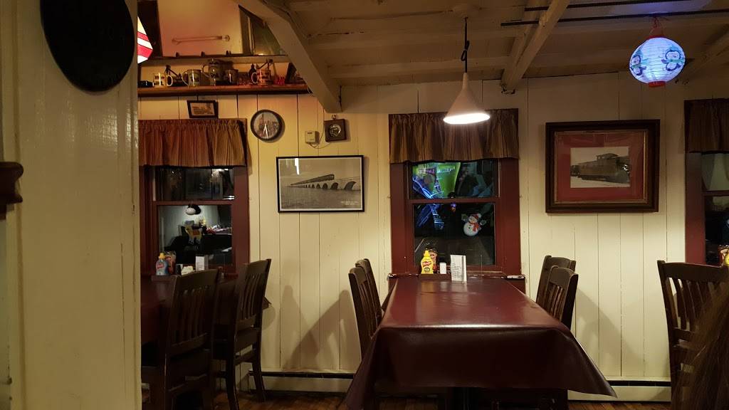 Reunion Station | restaurant | 21 Center St, Damariscotta, ME 04543, USA | 2075635557 OR +1 207-563-5557