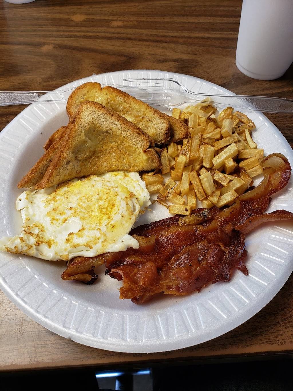 Fenoglioss BBQ & Station | restaurant | 510 US-82, Nocona, TX 76255, USA | 9408253843 OR +1 940-825-3843