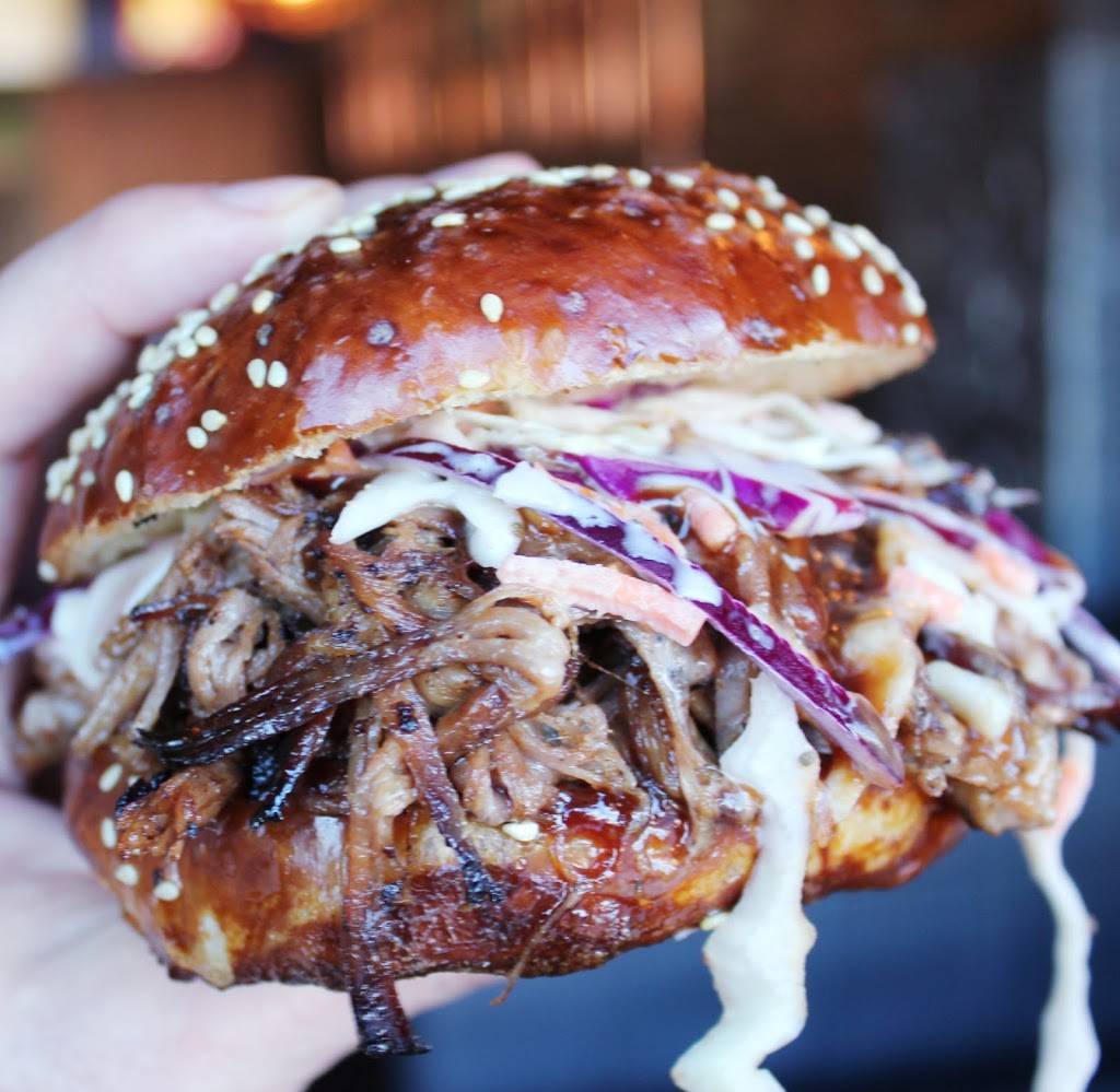 Moes BBQ | restaurant | 2446 Bank St, Ottawa, ON K1V 1A4, Canada | 6136951786 OR +1 613-695-1786