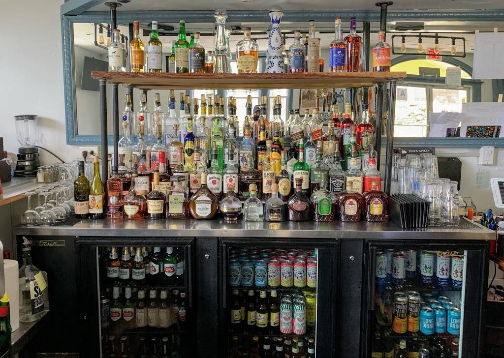 Tucks Tavern | restaurant | 876 Rubber Ave, Naugatuck, CT 06770, USA | 4752123453 OR +1 475-212-3453