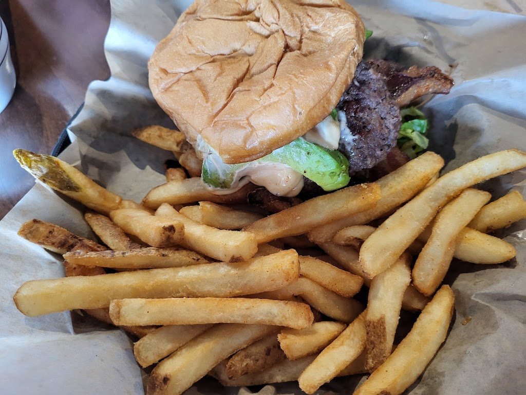 Crooked Pint Ale House | restaurant | 1850 Madison Ave, Mankato, MN 56001, USA | 5078104180 OR +1 507-810-4180