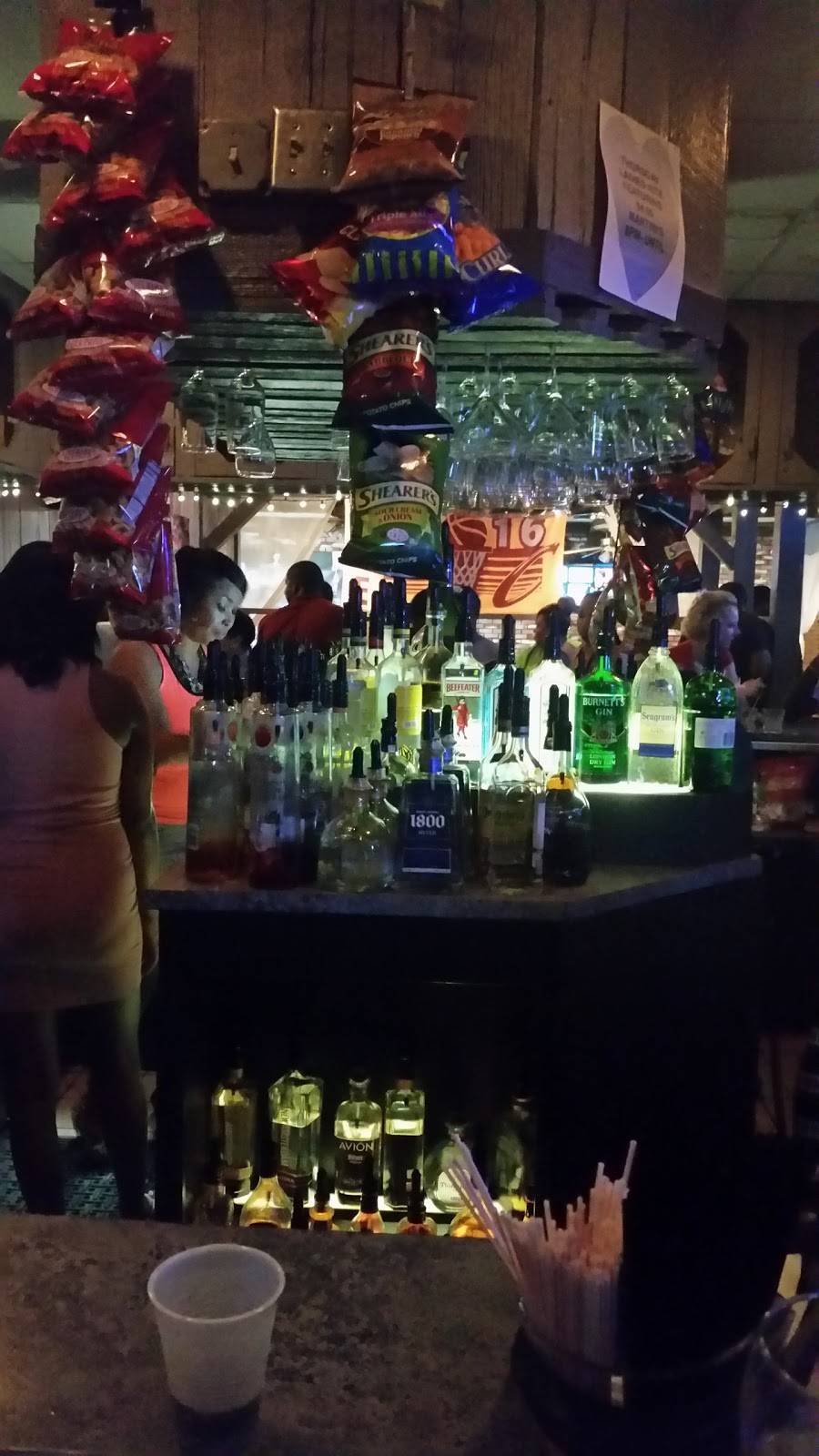 Bobby Des Gateway | restaurant | 25700 Aurora Rd, Bedford Heights, OH 44146, USA | 4404392400 OR +1 440-439-2400