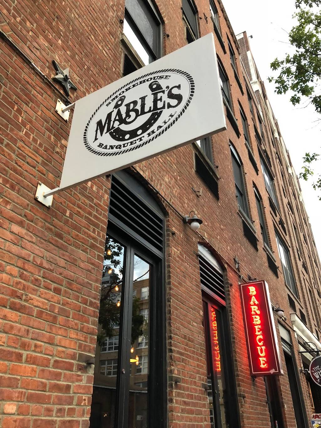 Mables Smokehouse & Banquet Hall | restaurant | 44 Berry St, Brooklyn, NY 11249, USA | 7182186655 OR +1 718-218-6655
