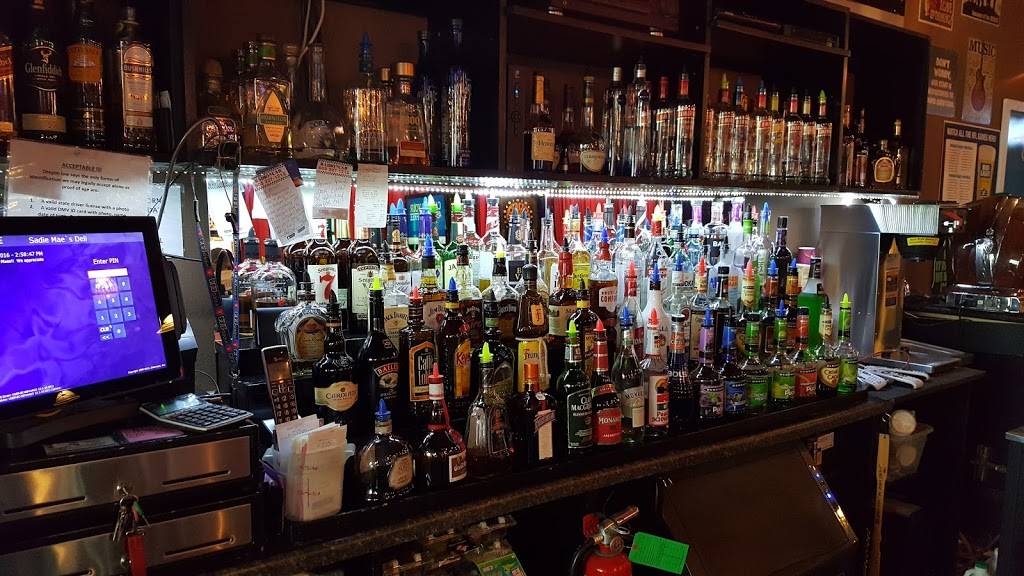 Sadie Maes Deli Dog | restaurant | 10530 SE Washington St, Portland, OR 97216, USA | 5032083055 OR +1 503-208-3055