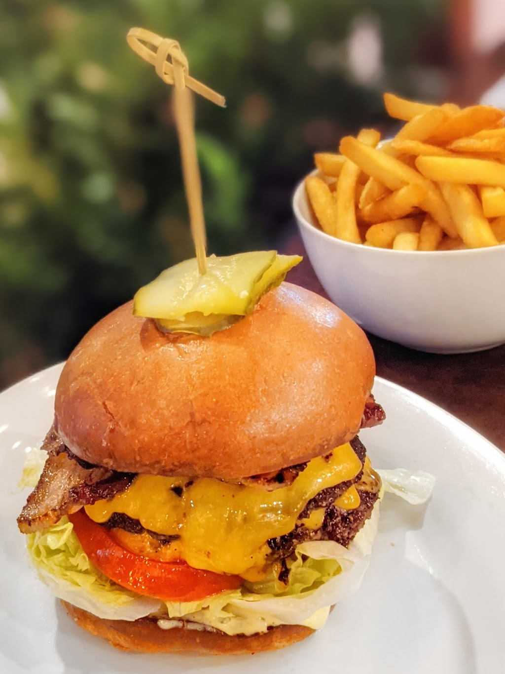 Deluxe 1717 | restaurant | 1717 E Washington Blvd, Pasadena, CA 91104, USA | 6267971717 OR +1 626-797-1717