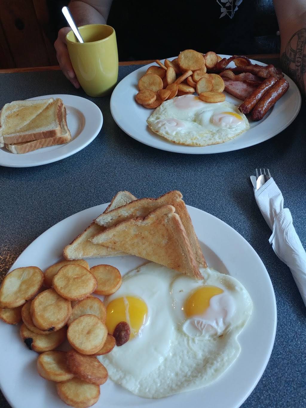 Debbs Place | restaurant | 352 Huronia Rd, Barrie, ON L4N 8Y9, Canada | 7057271361 OR +1 705-727-1361