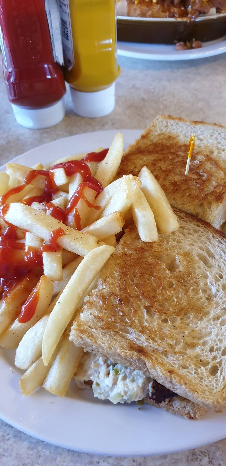 Molly Js | restaurant | 3150 Panama Ln, Bakersfield, CA 93313, USA | 6618347372 OR +1 661-834-7372