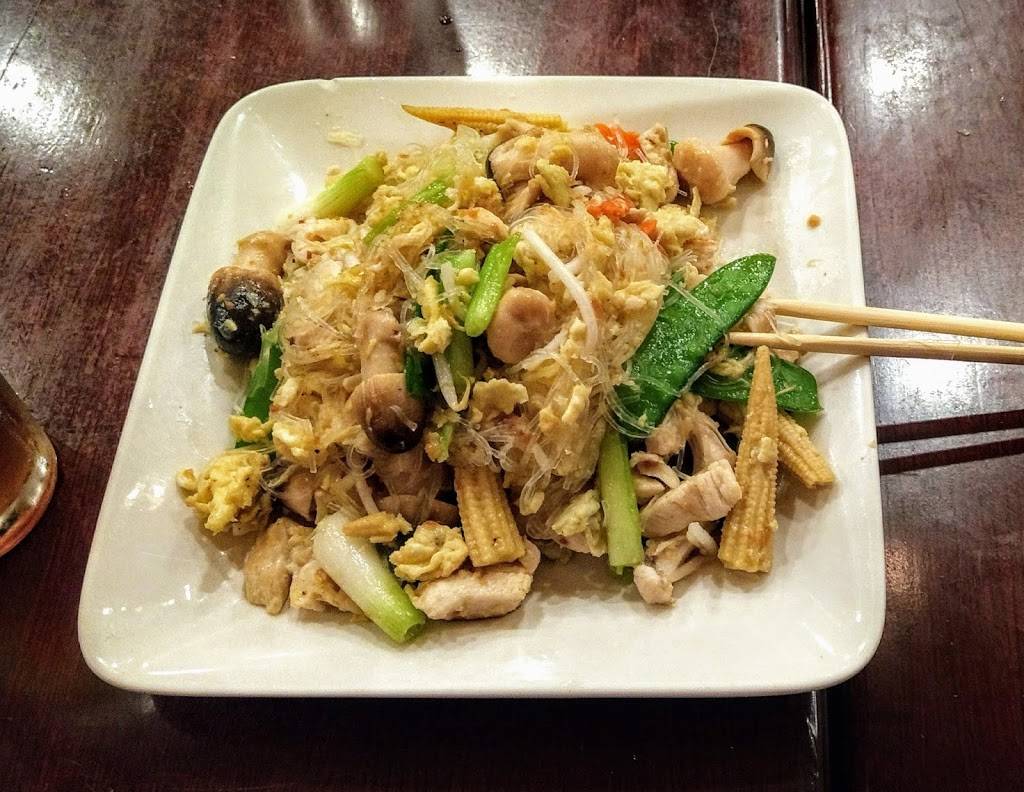 Tiparos Thai Cuisine & Sushi Bar | restaurant | 1540 N Clark St, Chicago, IL 60610, USA | 3127129900 OR +1 312-712-9900