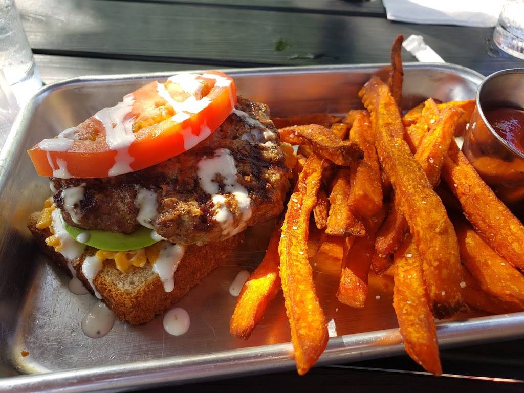 Quinns Neighbourhood Pub and Eatery | restaurant | 1010 Murfreesboro Rd #118, Franklin, TN 37067, USA | 6158072753 OR +1 615-807-2753