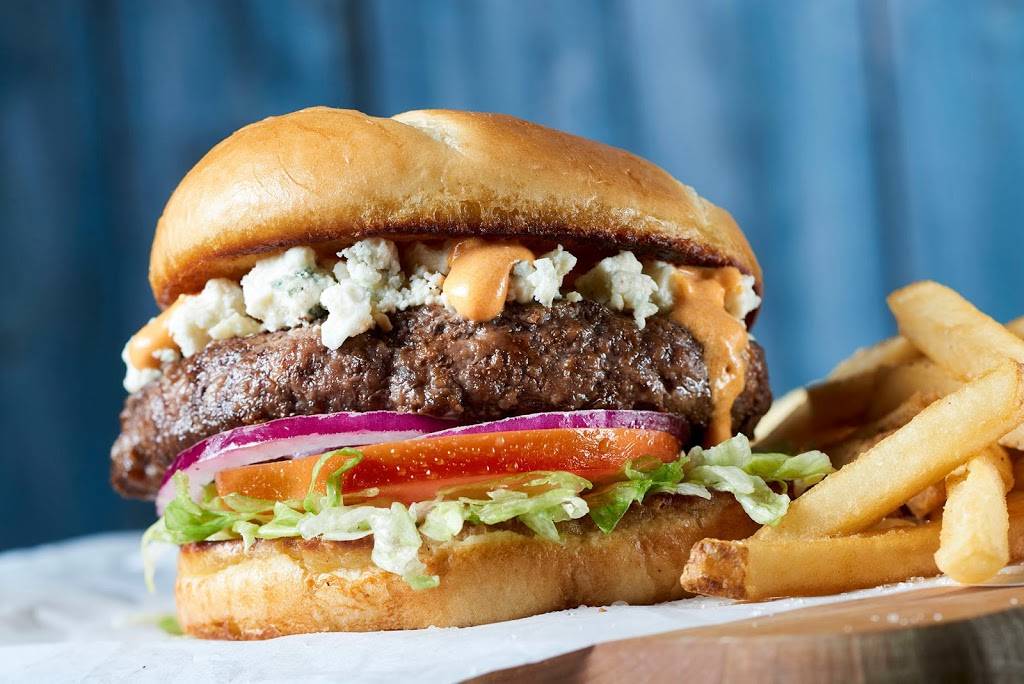 Hurricane Grill & Wings | restaurant | 2209 E Semoran Blvd, Apopka, FL 32703, USA | 4077033271 OR +1 407-703-3271