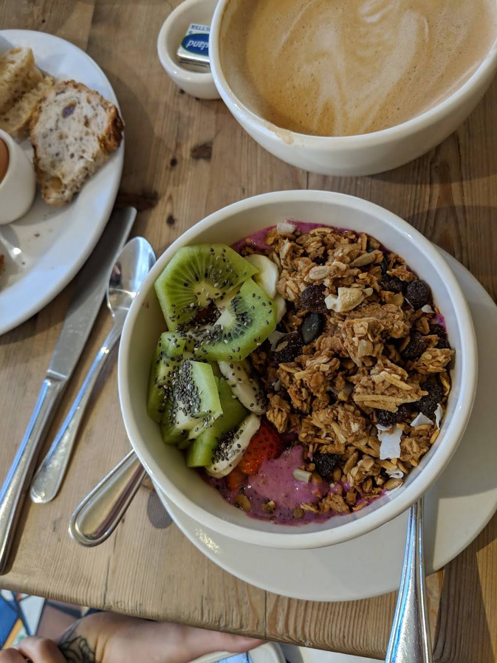 Le Pain Quotidien | restaurant | 15503 Ventura Blvd Ste 100, Encino, CA 91436, USA | 8186462234 OR +1 818-646-2234