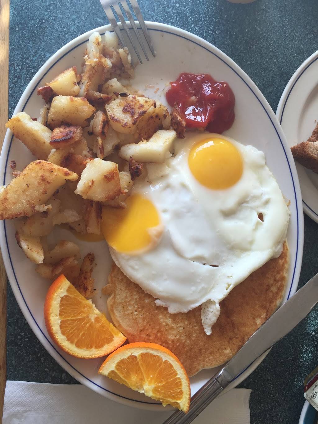 Canadiana Dining Lounge | restaurant | 2454 Lake Shore Blvd W, Etobicoke, ON M8V 1C9, Canada | 4162515442 OR +1 416-251-5442